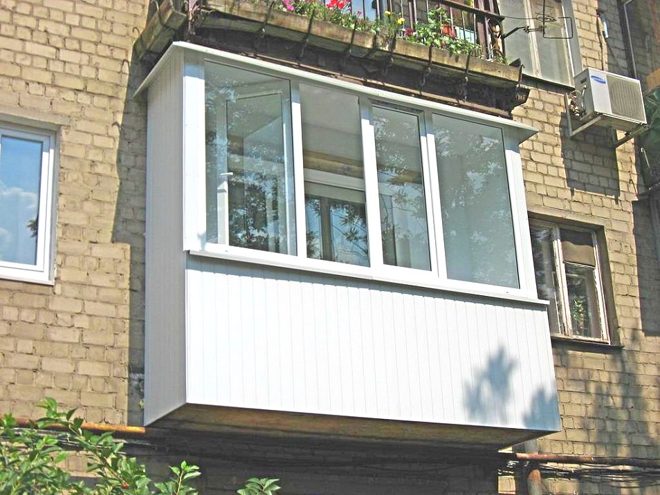 Остекление балконов с крышей в Ярославле